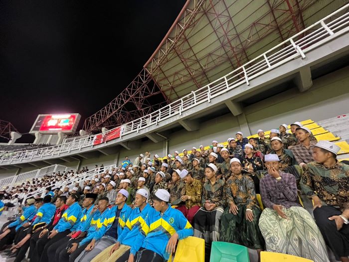 Ribuan santri dari berbagai pesantren se-Jawa Timur menyaksikan pertandingan persahabatan Timnas Indonesia melawan Turkmenistan, di Gelora Bung Tomo, Surabaya. - Image