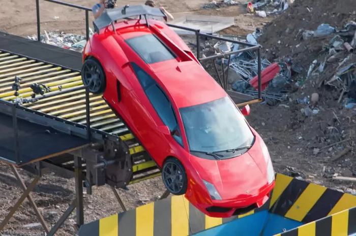 ILUSTRASI. Tangkapan layar YouTuber MrBeast menghancurkan mobil Lamborghini di mesin penghancur rongsokan. - Image