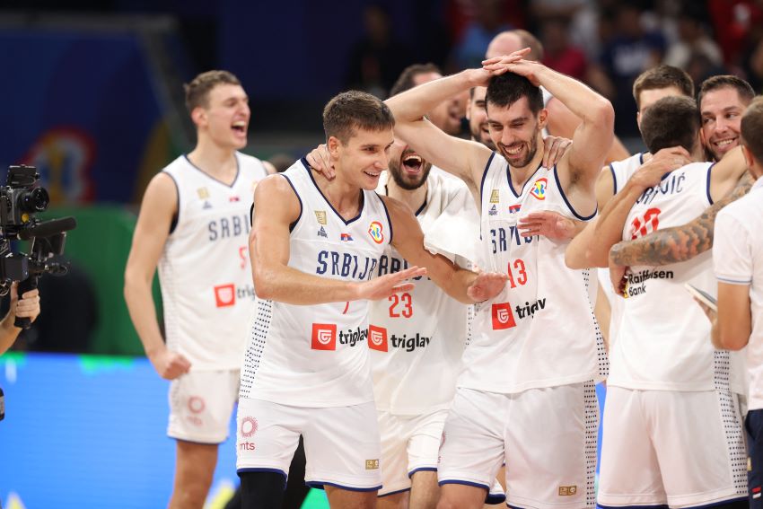 Bogdan Bogdanovic #7 dan rekan stimnya di timnas Serbia merayakan kemenangan atas Kanada di semifinal FIBA World Cup 2023, Jumat (8/9) - Image