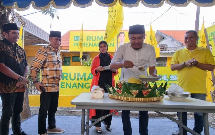 Anggota DPR RI Adies Kadir bersama Ketua DPD Golkar Surabaya Arif memotong pita dibukanya Rumah Pemenangan disaksikan para relawan. - Image