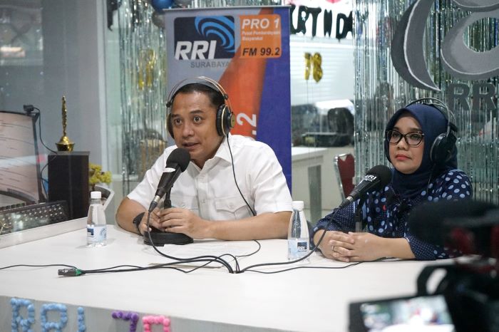 Wali Kota Eri Cahyadi bersama Ketua TP PKK Kota Surabaya Rini Indriyani berkesempatan menjadi presenter berita di RRI pada peringatan Hari Radio Nasional, Sabtu (9/9). - Image