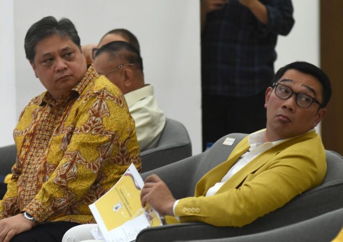 Ketua Umum Partai Golkar Airlangga Hartarto (kiri) dan Wakil Ketua Umum Bidang Penggalangan Pemilih Ridwan Kamil (kanan) menghadiri acara Kuliah Umum Partai Golkar di Golkar Institute, Jakarta. - Image