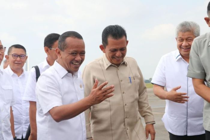 Gubernur Kepri Ansar Ahmad saat mendampingi Menteri Investasi/BKPM Bahlil Lahadalia meninjau kawasan investasi Pulau Rempang, Barelang, Batam, Minggu (13/8). - Image