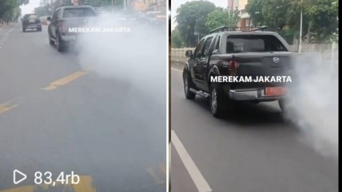 Mobil dinas yang mengeluarkan asal tebal ini bertolak belakang dengan kebijakan untuk mengurangi polusi udara di Jakarta. (Instagram @merekamjakarta) - Image