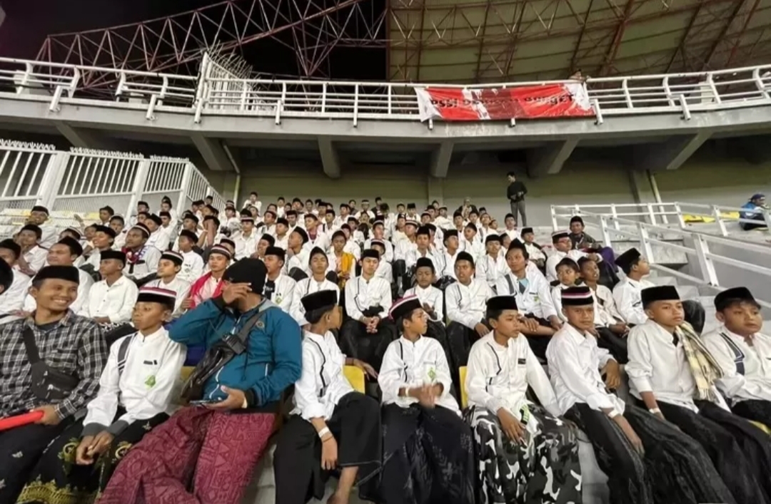 Ratusan Santri Jatim Geruduk GBT Berikan Dukungan untuk PSSI (Radar Surabaya) - Image