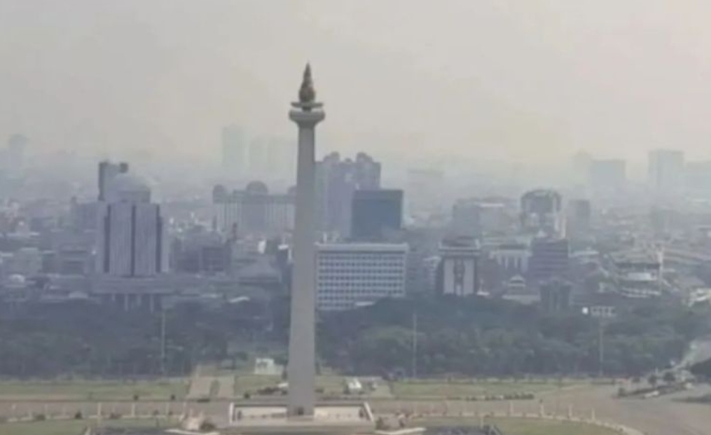 Monas dengan latar Jakarta yang berpolusi, Rabu (16/8/2023). - Image