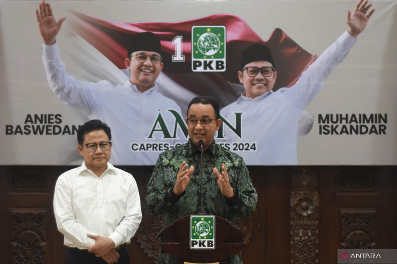 Pasangan bakal calon presiden Anies Baswedan (kanan) dan bakal calon wakil presiden yang juga Ketua Umum Partai Kebangkitan Bangsa Muhaimin Iskandar (kiri) memberikan keterangan kepada wartawan usai - Image