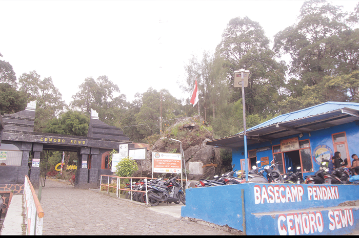 PILIHAN: Pintu masuk pendakian Gunung Lawu via Cemoro Sewu ditutup sementara sebagai langkah antisipatif meluasnya kasus kebakaran hutan. - Image