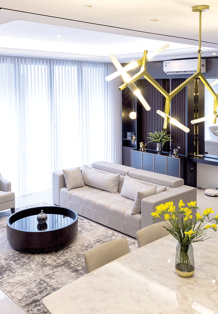 TANPA SEKAT: Ruang keluarga dan dinding room di lantai 2. Lampu gantung dengan warna gold memberikan sentuhan cerah pada dominasi monokrom.