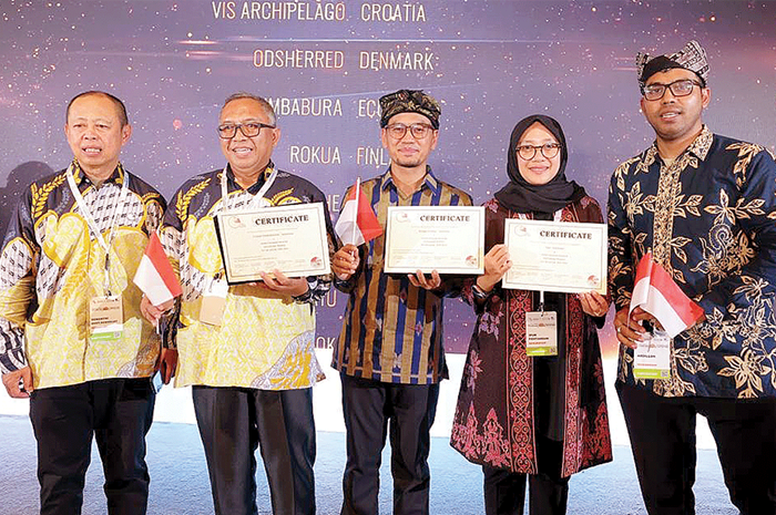 MENDUNIA: Bupati Ipuk Fiestiandani menunjukkan sertifikat penetapan Geopark Ijen sebagai bagian dari UNESCO Global Geo park (UGG) di Maroko pada akhir pekan lalu. - Image