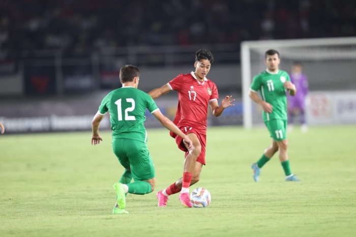 Rafael Struick (tengah) ketika dikawal ketat pemain Turkmenistan U-23 di Stadion Manahan Solo, Selasa (12/9) malam. (pssi.org) - Image