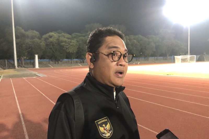 Manajer timnas Indonesia U-23 Endri Erawan ketika ditemui awak media setelah menemani timnas U-23 berlatih di Stadion Sriwedari, Solo, Senin (11/9/2023). (ANTARA/Zaro Ezza Syachniar) - Image