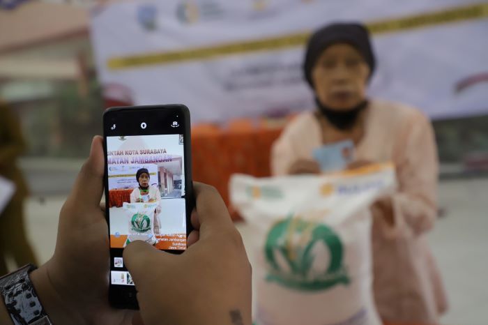 DKPP Kota Surabaya bersama PT Pos Indonesia dan Bulog salurkan bantuan pangan cadangan beras pemerintah tahap II 2023 kepada keluarga penerima manfaat. - Image