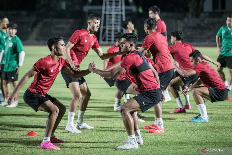 Pesepak bola Timnas Indonesia U-23 mengikuti latihan di Sriwedari, Solo, Jawa Tengah, Senin (11/9/2023). (ANTARA) - Image