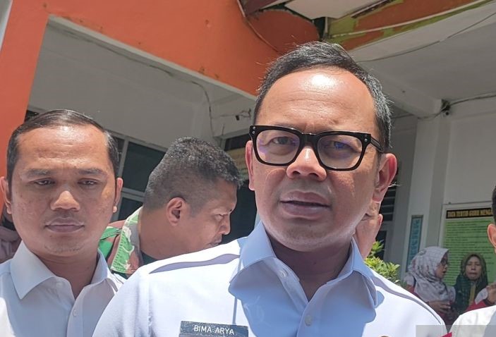 Wali Kota Bogor Bima Arya saat memberikan keterangan soal pemecatan kepala sekolah SDN Cibeureum 1 di Kota Bogor, Rabu (13/9). - Image