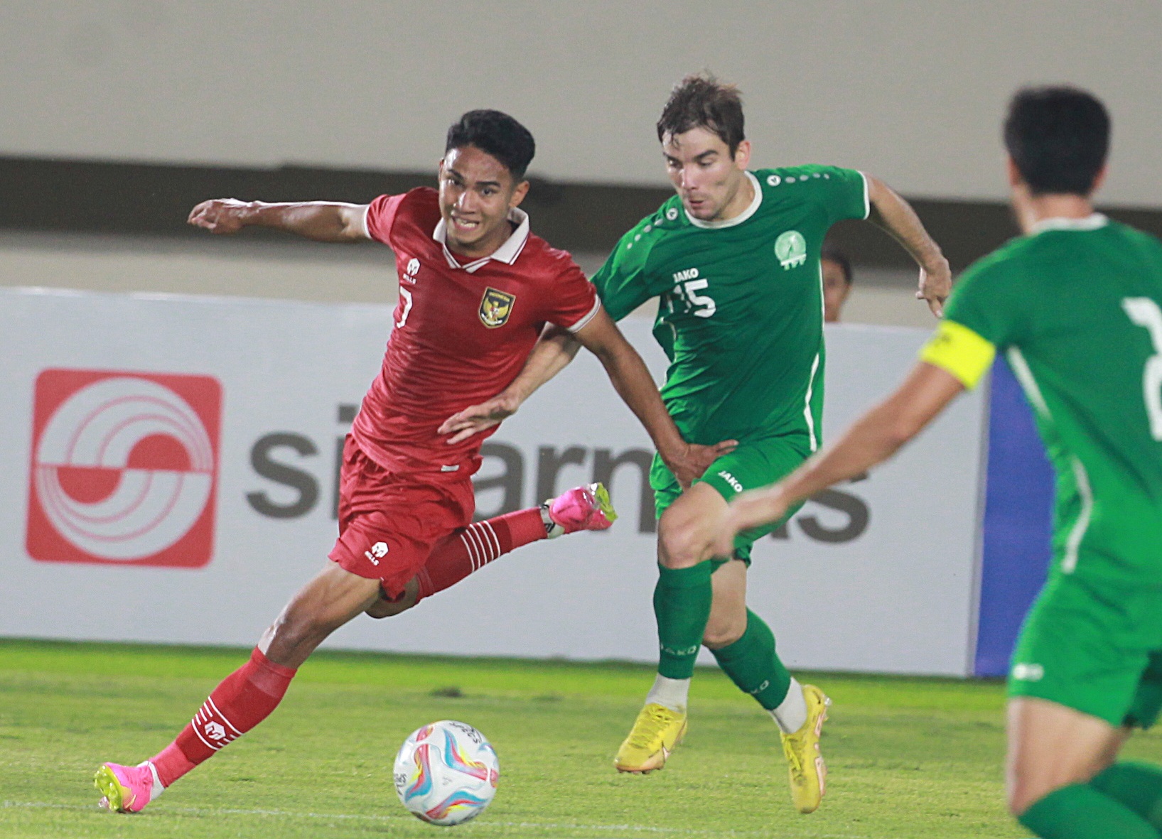 Timnas Indonesia U-23 saat bertanding melawan Timnas Turkmenistan U-23 pada pertandingan grup K kualifikasi Piala Asia U-23 AFC 2024 di Stadion Manahan, Solo (12/9/2023). - Image