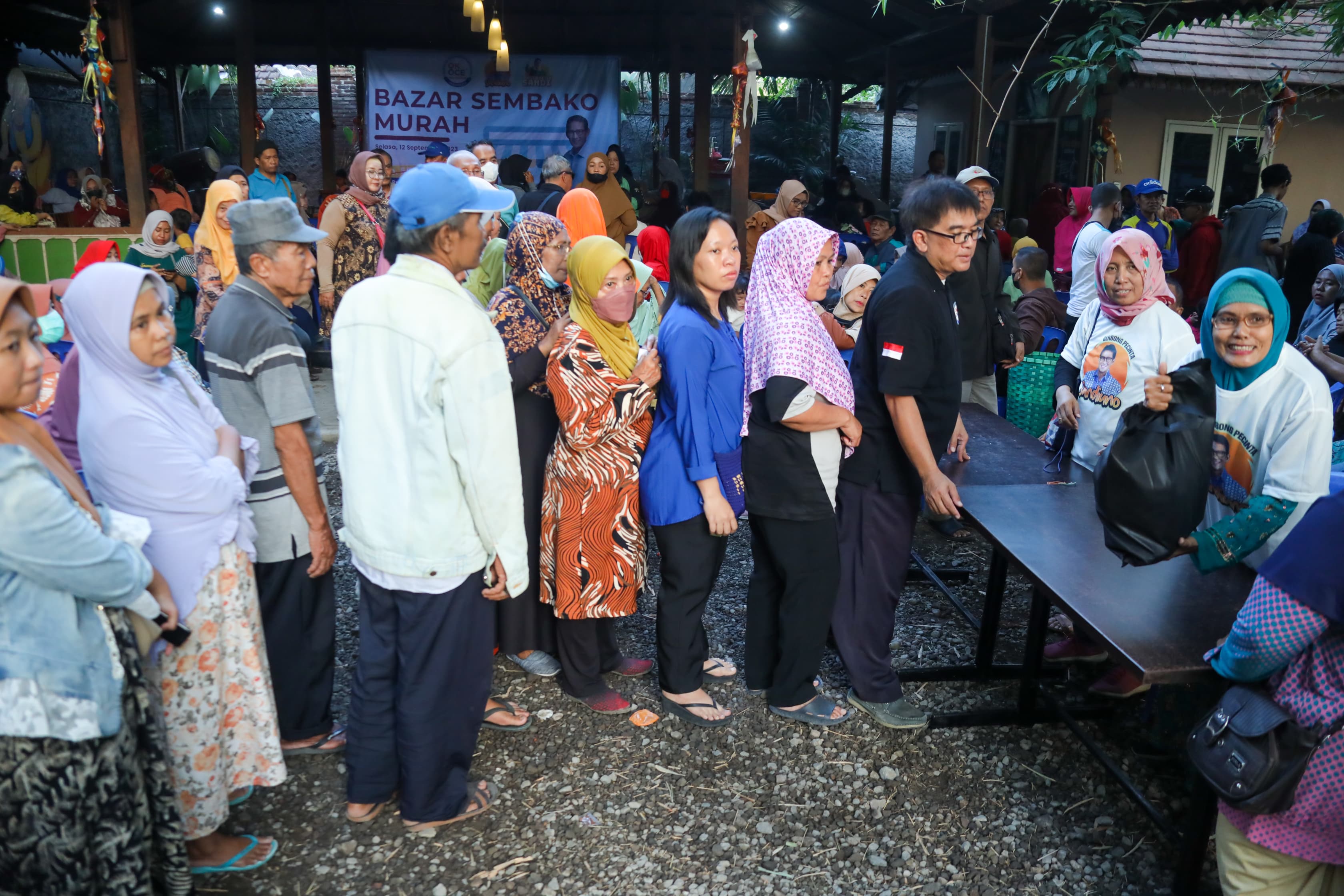 Program Tebus Sembako Murah bagi ratusan warga Sidoarjo, Jawa Timur. (Istimewa) - Image