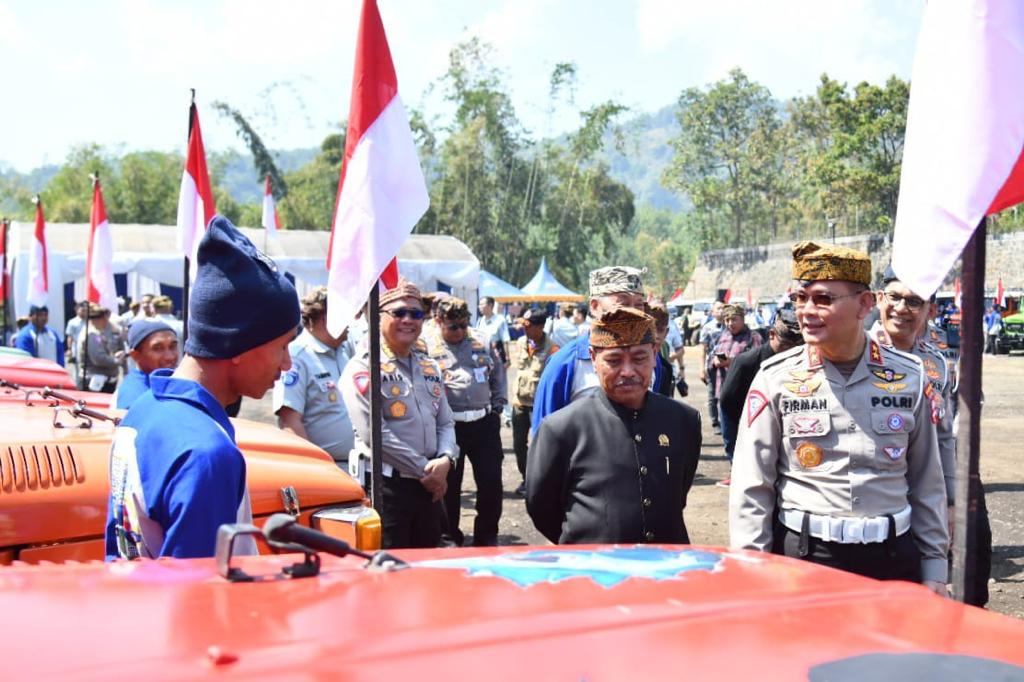 Korlantas Polri menggelar aksi sosial dengan membagikan ribuan paket sembako bagi masyarakat yang membutuhkan dalam rangka memperingati Hari Ulang Tahun (HUT) Lalu Lintas Bhayangkara ke-68 Tahun 2023. - Image