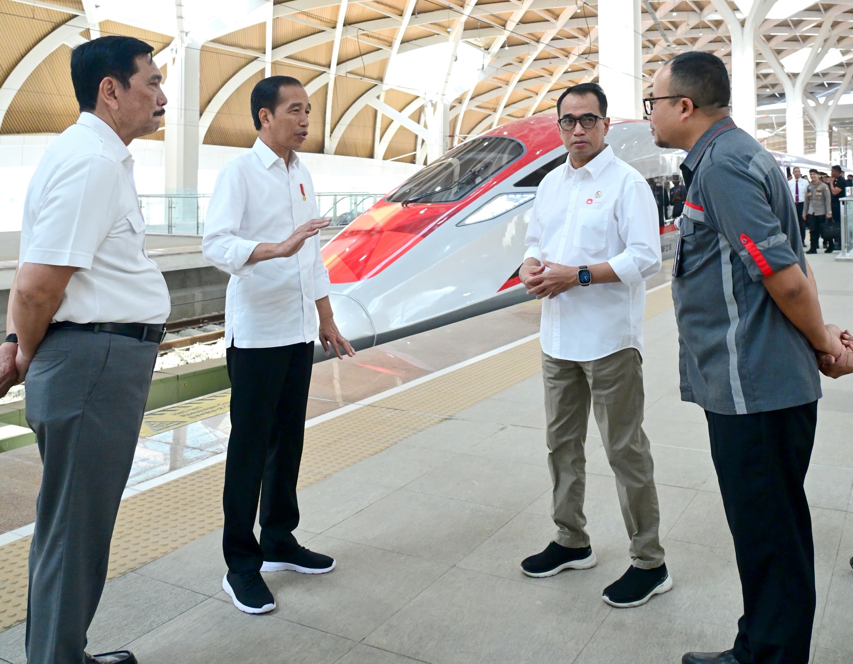 Presiden Joko Widodo (Jokowi) melakukan uji coba Kereta Cepat Jakarta-Bandung pada Rabu (13/8). Foto: Setpres - Image