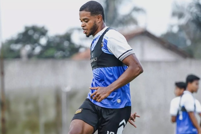 Alex Martins tak akan meremehkan kekuatan mantan timnya, Bhayangkara FC. Martins tetap fokus bersama Dewa United. - Image