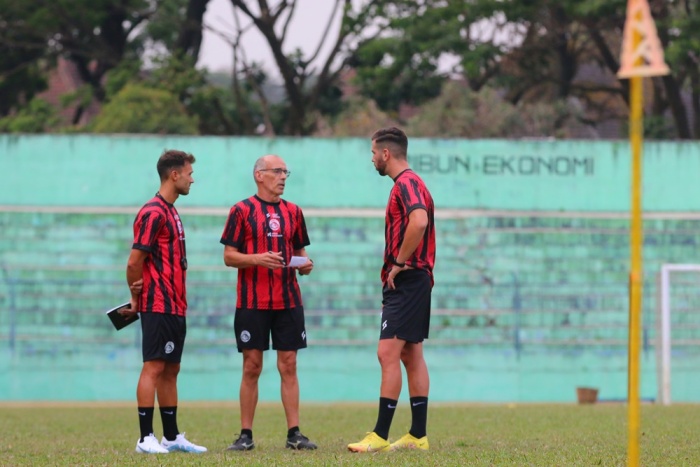 Pelatih Arema FC Fernando Valente saat berbincang dengan dua asistennya, Nelson Leitao dan Daniel Chaves. - Image