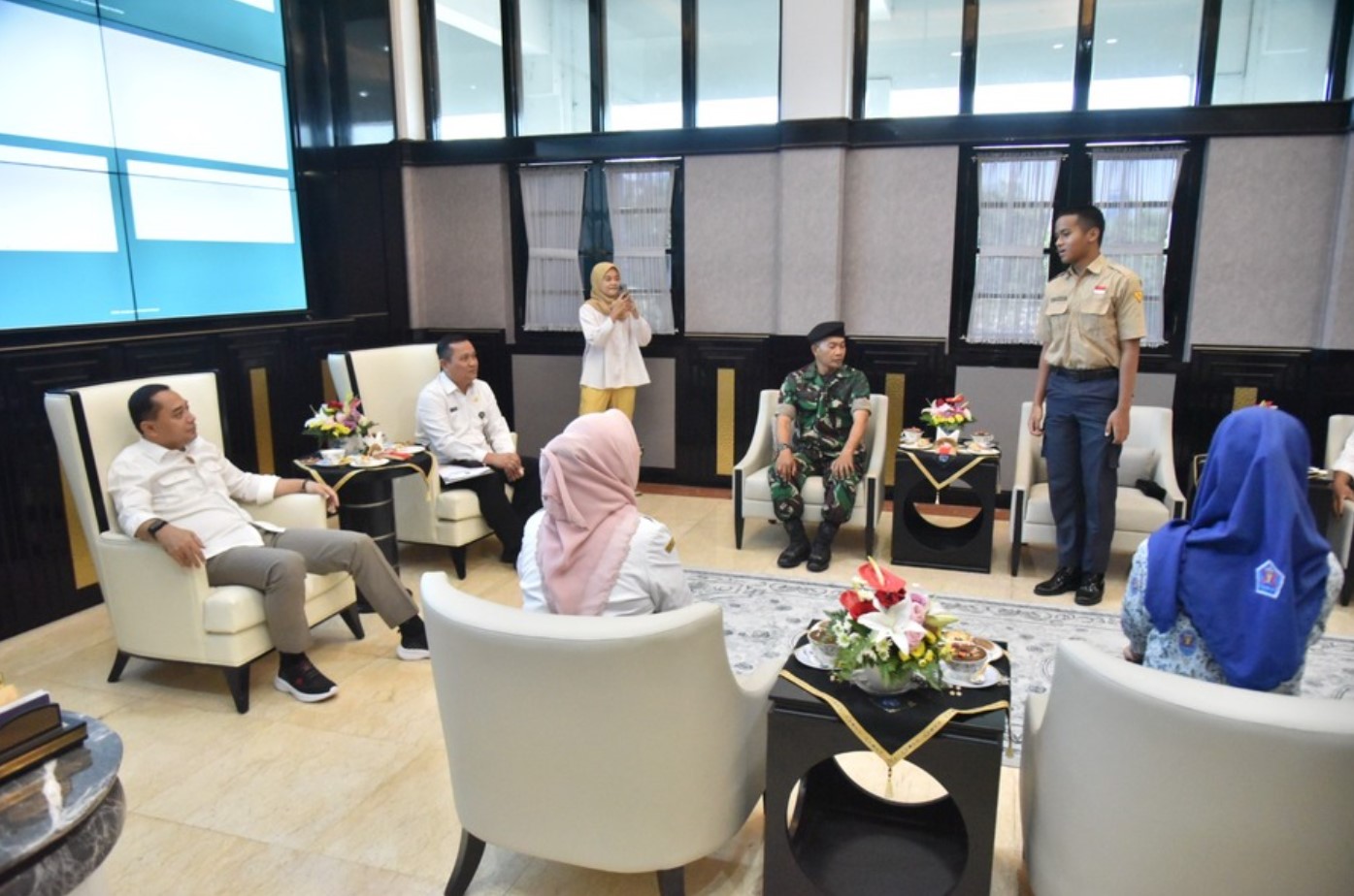 Eri Cahyadi saat audiensi dengan dua Paskibraka, Fahreza Daffa Naufal Abadi dan Nabila Raisya Putri Hidayat pada, Rabu, 13 September 2023 (Foto Pemkot Surabaya) - Image