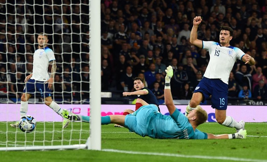 Gestur bek Inggris Harry Maguire setelah membobol gawang rekannya sendiri, kiper Aaron Ramsdale, dalam uji coba internasional melawan Skotlandia bertajuk The Auld Enemy di Hampden Park, Glasgow, kemar - Image