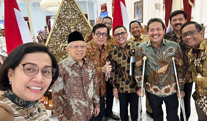 Sri Mulyani berfoto bersama dengan Wapres Maruf Amin dan jajaran menteri Kabinet Indonesia Maju usai Rapat Internal Kabinet. - Image