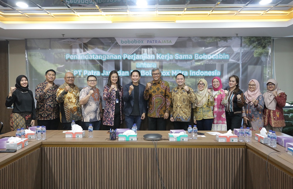 Jajaran manajemen PT Patra Jasa dan Bobobox berfoto bersama pada acara Penandatanganan Perjanjian Kerja Sama Bobocabin. - Image