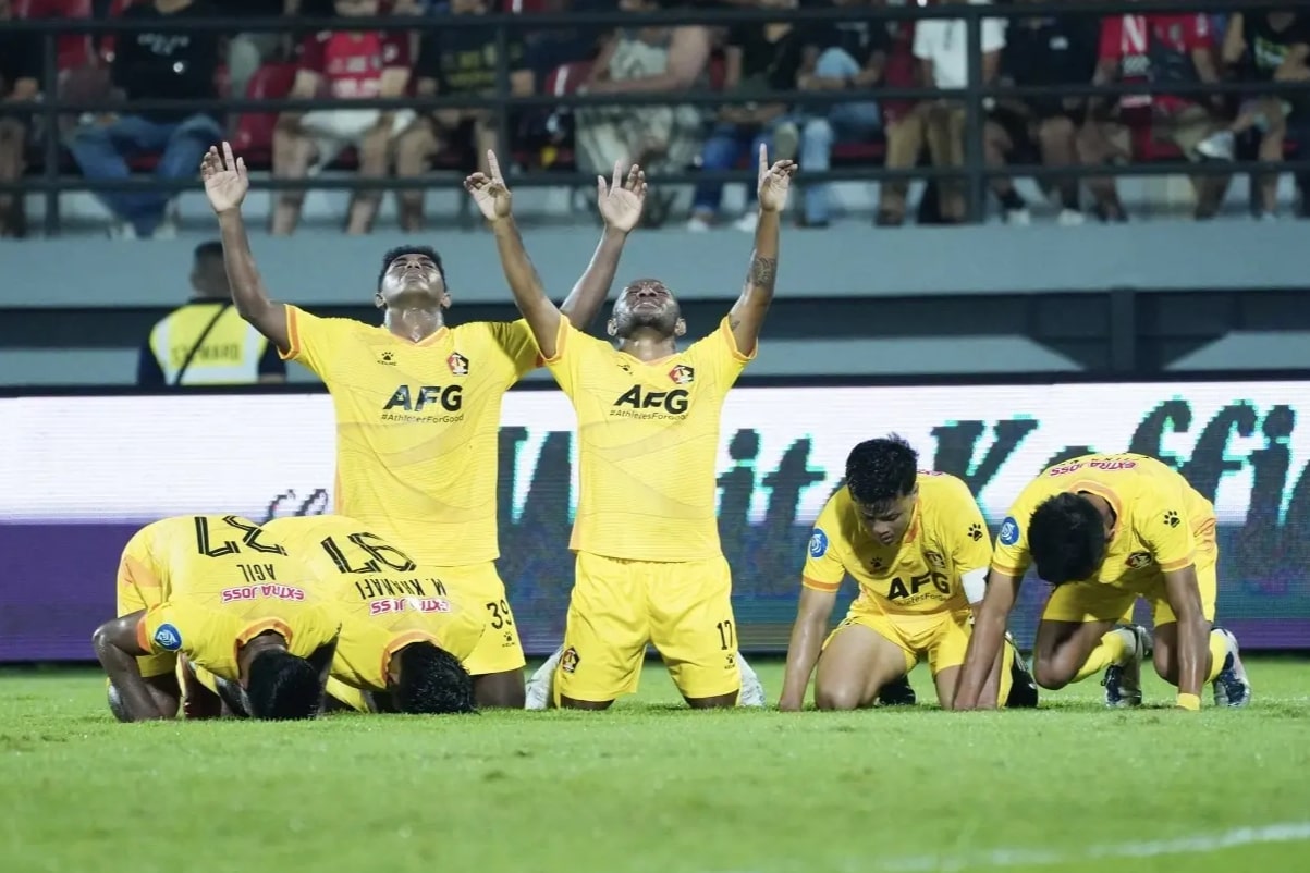 Pemain Persik Kediri melakukan sujud syukur usai berhasil mencuri poin ketika bertandang ke markas Bali United. (persikfc.id) - Image