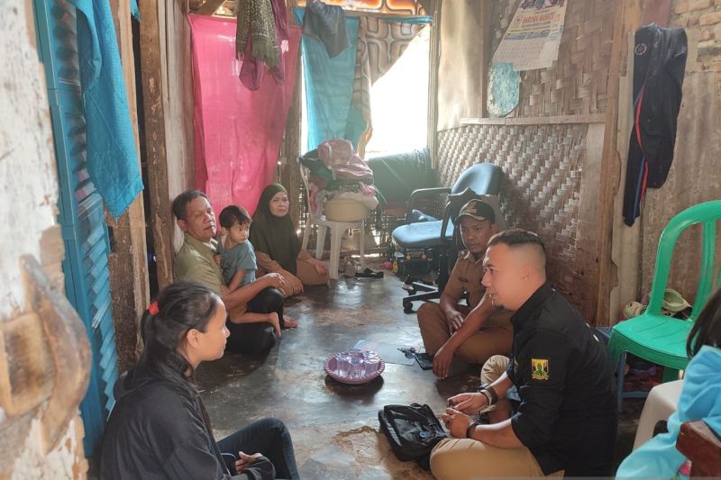 Petugas Disnakertrans Kabupaten Sukabumi bersama aparatur Pemdes Citepus saat mengantar calon pekerja migran pulang ke rumahnya yang sebelumnya dideportasi oleh Pemerintah Malaysia. (Antara) - Image