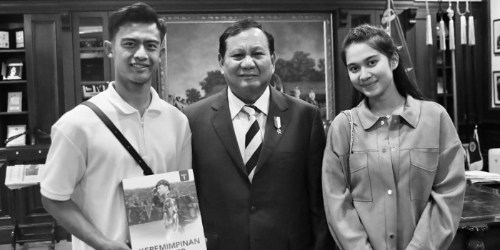 Momen pertemuan pasangan Pratama Arhan dan Azizah Salsha saat bertemu Prabowo Subianto beberapa waktu lalu. (Instagram/@Prabowo) - Image