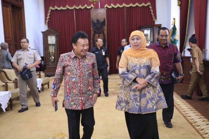 Gubernur Jawa Timur Khofifah Indar Parawansa bersama Kepala BPN Jawa Timur Jonahar. - Image