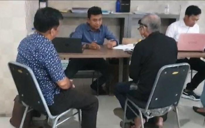 Tony Saragih saat di Mapolrestabes Surabaya. - Image