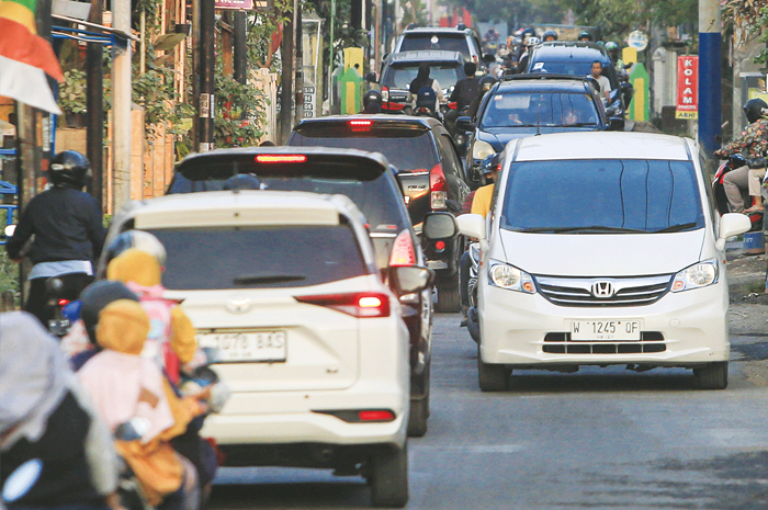 BUTUH USAHA EKSTRA: Kendaraan memadati Jalan Abdurrahman, Banjarsari, Kecamatan Buduran, yang menjadi jalur alternatif selama betonisasi kemarin. - Image