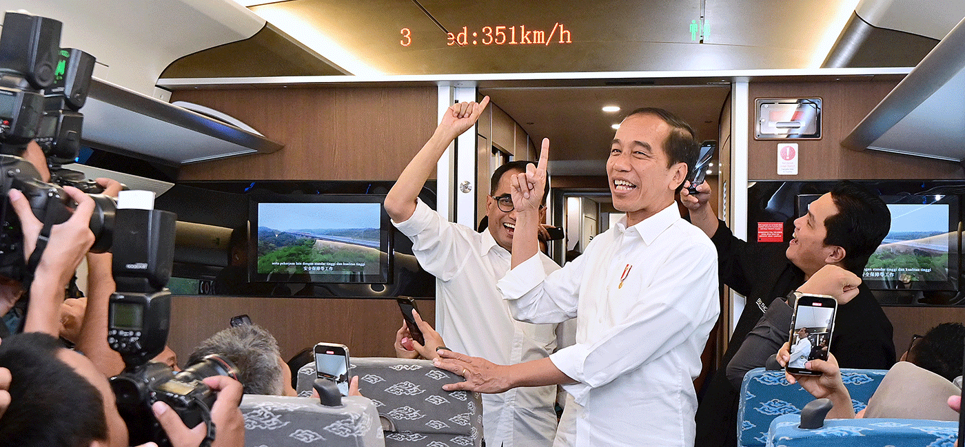 KENCANG, TIDAK GOYANG: Presiden Jokowi menunjukkan kecepatan KCJB saat mencapai 351 km/jam dalam uji coba bersama para selebriti kemarin (13/9). - Image
