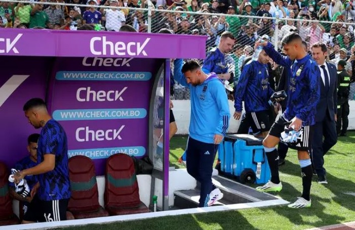 Lionel Messi saat berada di bench penonton sebagai asisten pelatih Lionel Scaloni saat Argentina dijamu Bolivia di Kualifikasi Piala Dunia 2026. (sportbible) - Image
