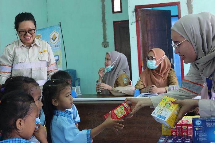 Pemberian makanan tambahan sebagai salah satu program penurunan angka stunting. - Image