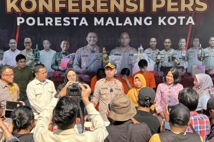 Kasatreskrim Polresta Malang Kota Kompol Danang Yudanto (tengah) beri keterangan terkait kasus perdagangan bayi di Kota Malang, Jumat (15/9). - Image
