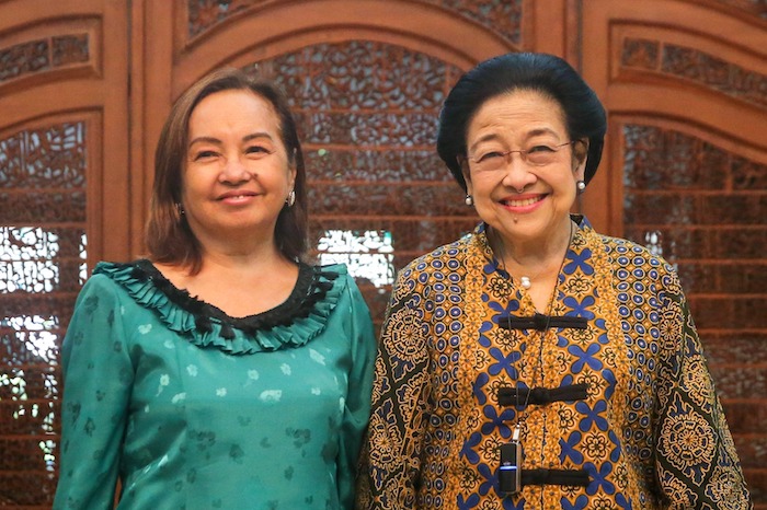 Megawati Soekarnoputri saat menerima kunjungan Presiden Filipina Gloria Macapagal Arroyo di kediaman di Jalan Teuku Umar, Menteng, Jakarta Pusat, Jumat (15/9). - Image