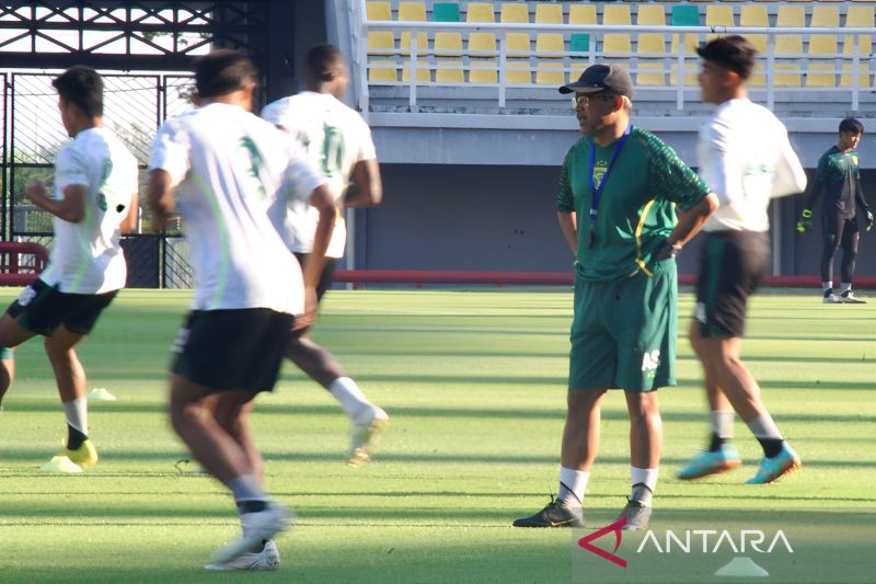 Aji Santoso saat masih melatih Persebaya dan memimpin timnya menjalani latihan ofisial di Stadion Gelora Bung Tomo Surabaya, Sabtu (22/7/2023). (ANTARA/Naufal Ammar Imaduddin) - Image