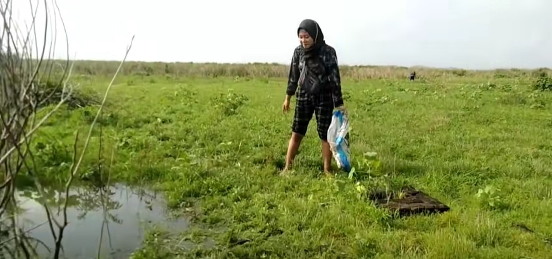 Kesibukan pencari ikan di waduk betal lawas./ Youtube Betal Lawas - Image
