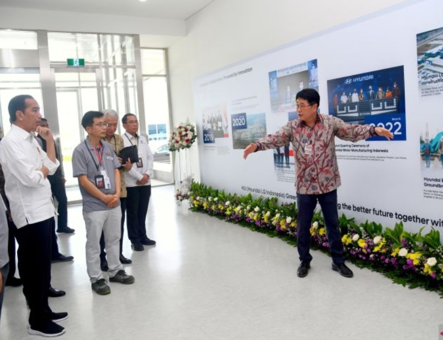 Presiden Joko Widodo meninjau langsung pabrik baterai mobil listrik di Kabupaten Karawang, Provinsi Jawa Barat, pada Kamis (14/9/2023). - Image