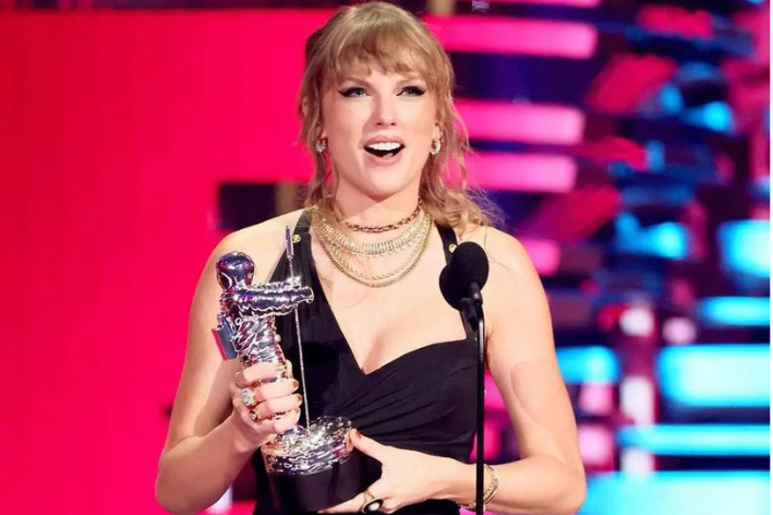 Taylor Swift saat menerima penghargaan di MTV VMA. - Image