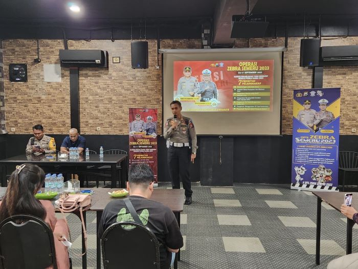 Satlantas Polrestabes Surabaya sosialisasikan bahaya berkendara dalam pengaruh minuman keras atau mabuk di Resto Burung Hantu. - Image