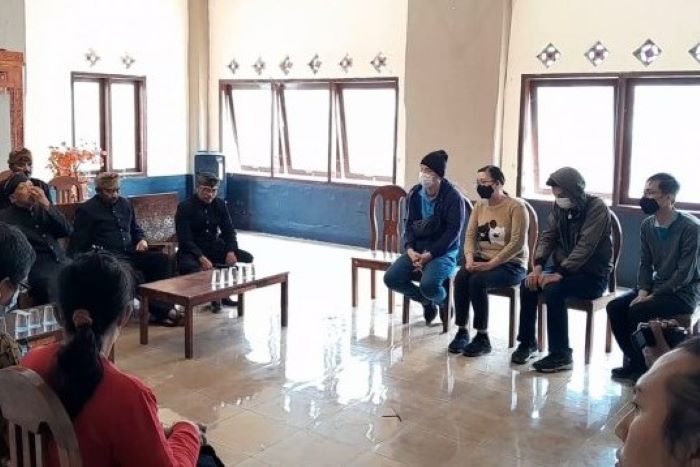 Prosesi permintaan maaf rombongan pasangan pengantin di balai desa Ngadisari, Sukapura. - Image