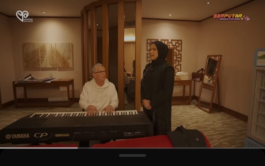Momen Putri Ariani bersama David Foster saat latihan bersama didampingi ayahnya. (Foto : YouTube Putri Ariani) - Image