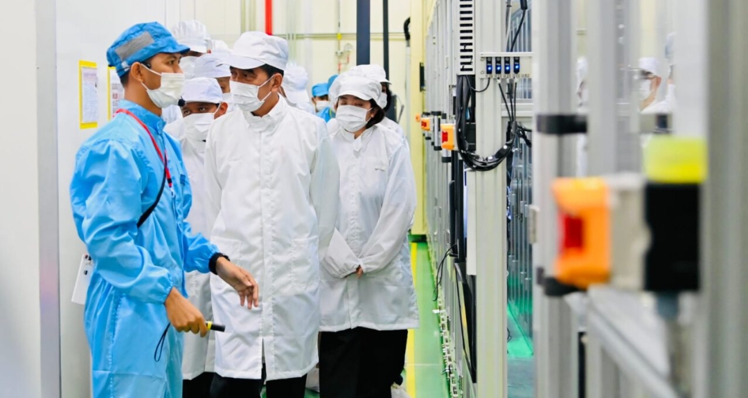Presiden RI Joko Widodo (Jokowi) meninjau langsung pabrik baterai mobil listrik PT Hyundai LG Industry (HLI) Green Power di Kabupaten Karawang, Provinsi Jawa Barat, pada Kamis (14/9). - Image