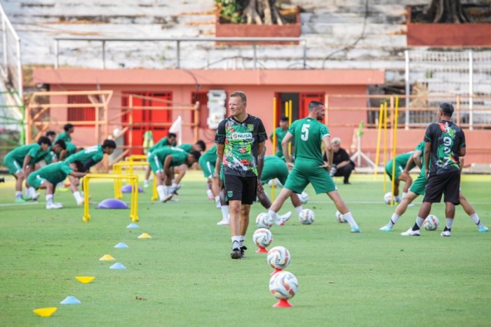 Josep Gombau (tengah) melakukan pengamatan saat memimpin latihan Persebaya Surabaya. (Antara) - Image