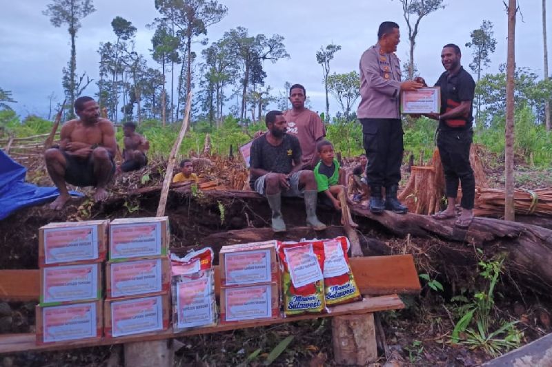 Kapolres Yahukimo AKBP Heru Hidayanto memberikan tali asih kepada warga Distrik Dekai, Kabupaten Yahukimo, yang mengungsi akibat takut dampak kontak tembak antara aparat dengan KKB. - Image